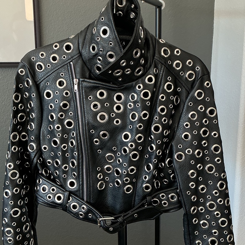 AKIRA Cropped Faux Leather Grommet Jacket M - Picture 3 of 3
